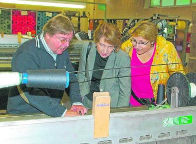 Dieter Schwedt, Geschäftsführer der Firma Feiler, erläutert die Funktionsweise eines Webstuhls Foto: Amann