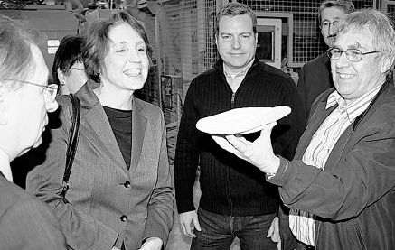 Ingenieur Wolfgang Leipold (rechts) zeigte den SPD-Abgeordneten das neueste Porzellandesign.