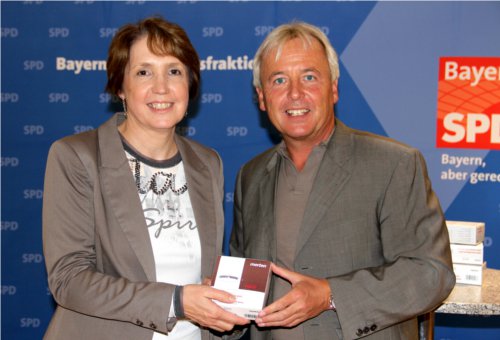 Stefan Schuster übergibt an Annette Karl einen Rauchmelder