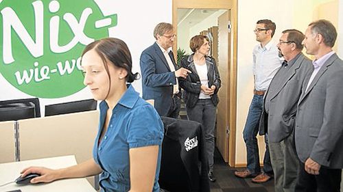 "Nix-wie-weg"-Geschäftsführer Nicolas Götz (Dritter von rechts) im Gespräch mit MdL Annette Karl