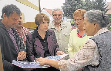Die Besucher des Beutnerhofes mit MdL Annette Karl (2.v.l.)