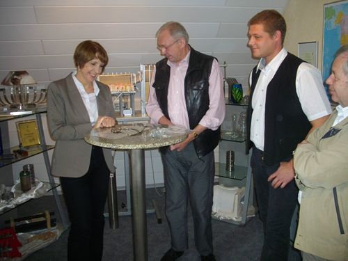 Werner Bock (2 v.l.) und Juniorchef Günter Bock (2 v.r.) stellten MdL Annette Karl eigene Entwicklungen vor.