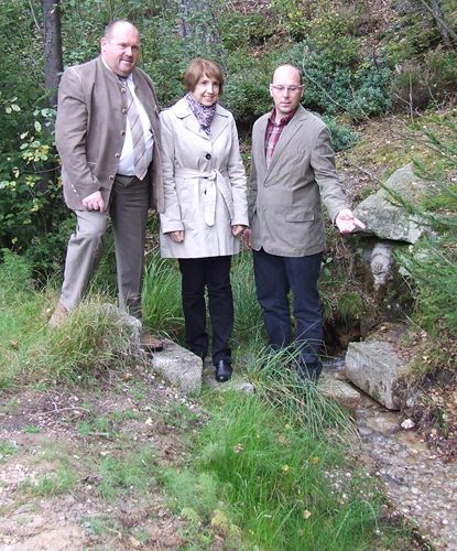 Am Prälatenbrunnen wurde die entstehenden Probleme eines Kiesabbaus im Hessenreuther Wald besprochen