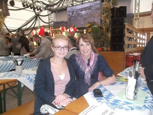 Mirjam Hruby und MdL Annette Karl auf dem Zentral-Landwirtschaftsfest in München