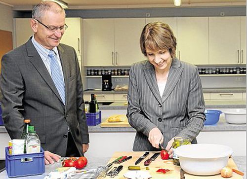 Rektor Roland Schwertsik und Annette Karl in der Schulküche