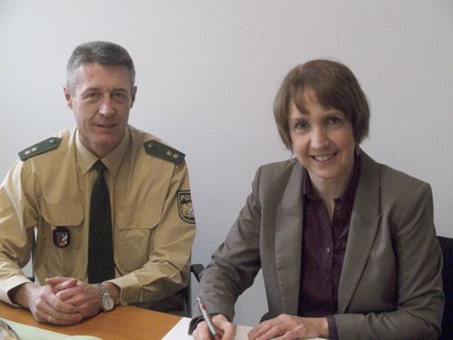 Polizeioberrat Klaus Müller und Landtagsabgeordnete Annette Karl