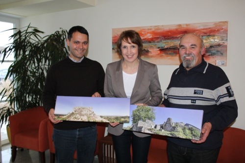 Leonhard Zintl (links) und Annette Karl mit einer Ansicht der Burganlage Waldeck