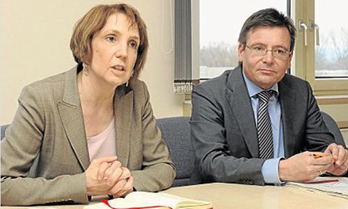Annette Karl und Thomas Würdinger, Chef der Weidener Behörde.