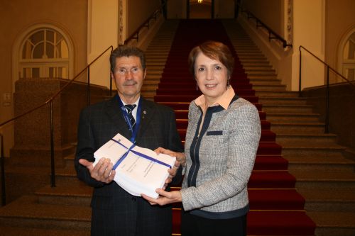 Annette Karl, MdL mit Herrn Josef Rewitzer (VdK) bei der Übergabe der Unterschriften