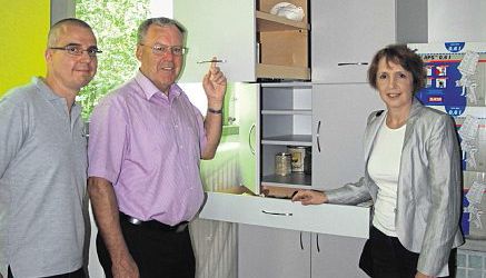 Schulleiter Peter Fleischmann, Bürgermeister Helmuth Wächter und Annette Karl, MdL (Bild: rgr)