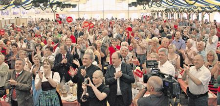 Rund 1000 Besucher füllten das Festzelt bei Christian Udes Auftritt in Weiden (Bild: Wilck)