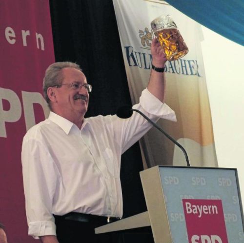 Zünftig: Christian Ude beim Zuprosten. (Bild: Harald Mohr)