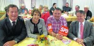 Grötsch (Bundestagskandidat), Karl, MdL, Markus (Bürgermeisterkandidat) und Völkl (Ortvorsitzender). (v.l.n.r.) Bild:le