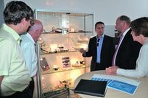 Ein besonderer Hingucker, auch für Annette Karl, war die Produktpalette (Bild: rt)