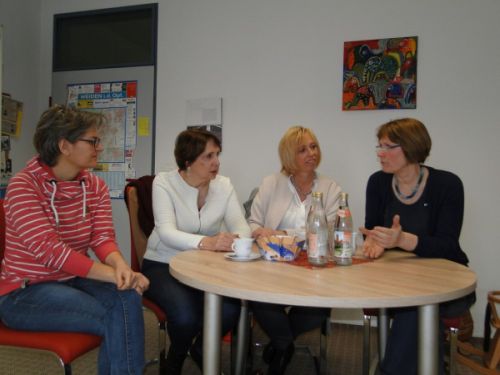 Ilkay Gebhardt, Leiterin des Frauenhauses, MdL Annette Karl, Stadträtin Sabine Zeitler, Astrid Baierl (v.l.n.r.).