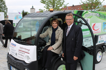 MdL Annette Karl und Bürgermeister Franz Stahl bei einer kleinen Probefahrt