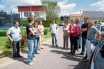 Anwohner berichten Annette Karl von ihren Problemen bei fast jedem stärkeren Regen. (Bild: fz)
