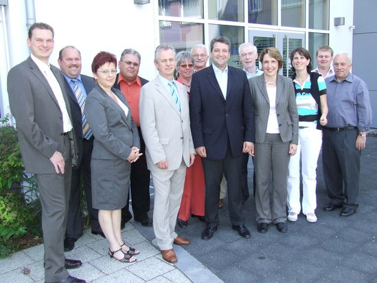 Die Gäste vor dem Altenstädter Rathaus