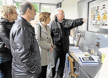 Brauingenieur Erhard Scheuerer informierte Annette Karl über den „Etikettenstreit“ (Bild: gi)