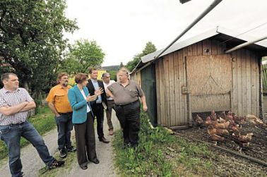 Josef Wittmann (rechts) erklärt MdL Annette Karl (Mitte) die Vorzüge seiner Hühnerhaltung. (Foto:bey)